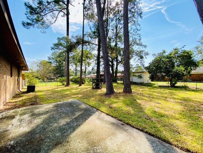 Building Photo - AVAILABLE OCTOBER 2025  [PET FRIENDLY]
