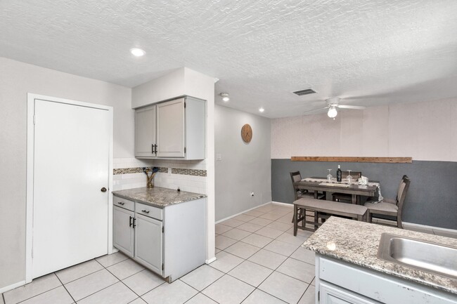 Building Photo - 5837 W Sunforest Dr