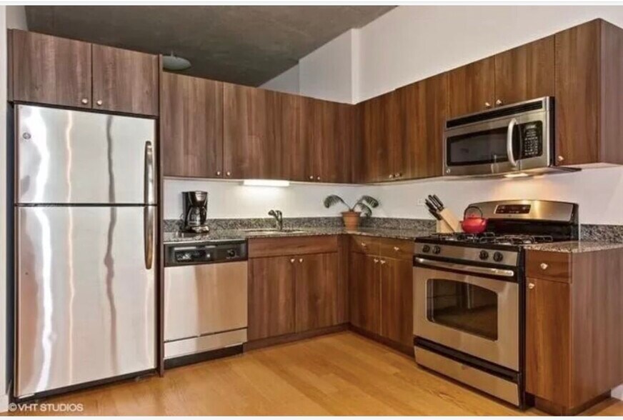 Building Photo - 235 W Van Buren St