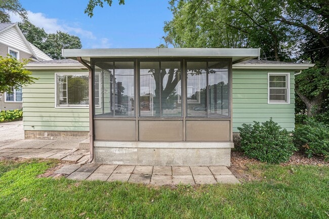 Building Photo - AVAILABLE IN AUGUST! 3 Bedroom, 1 Bath Sin...