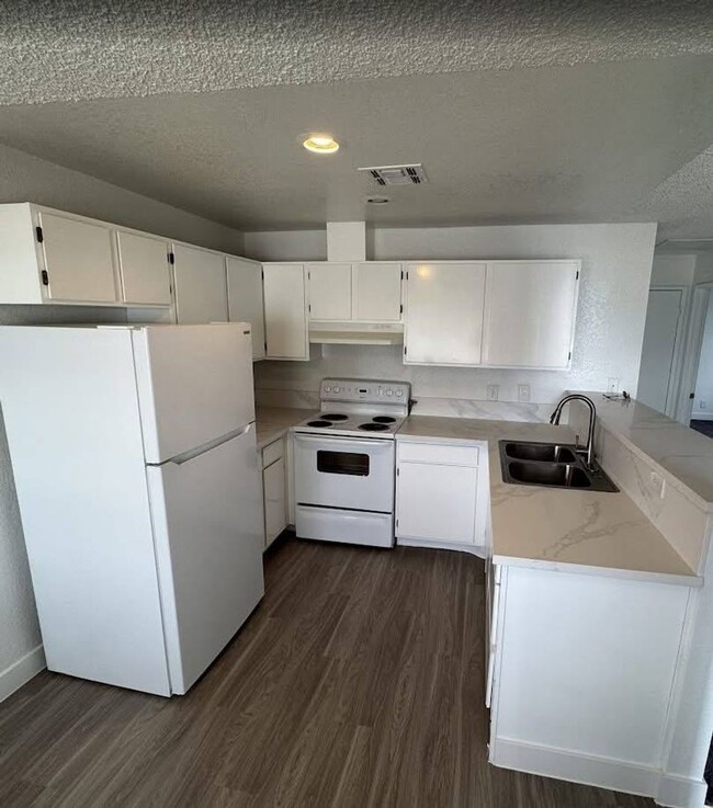 Building Photo - Beautifully Remodeled Upstairs Unit with Modern Upgrades!