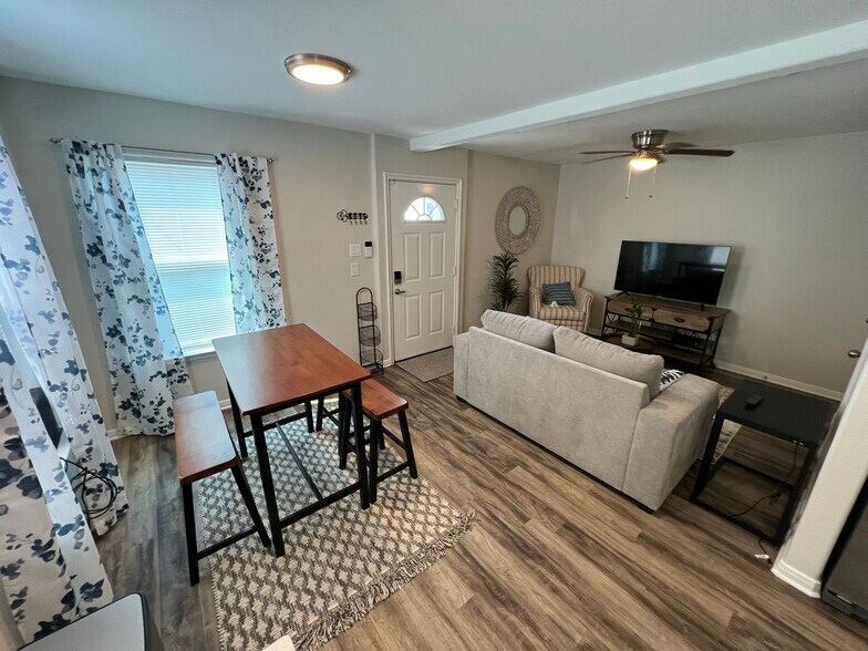 Living/Dining - 110 N Burr St