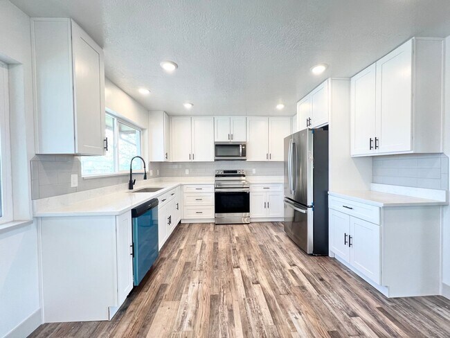 Building Photo - Newly Remodeled 3 Bedroom/2.5 Bathroom Hou...