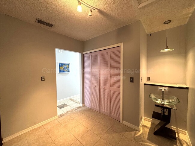 Building Photo - 4955 Southfork Ranch Dr