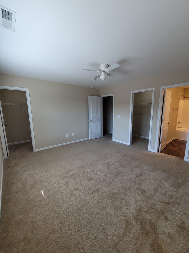 Building Photo - 4464 Middletown Dr