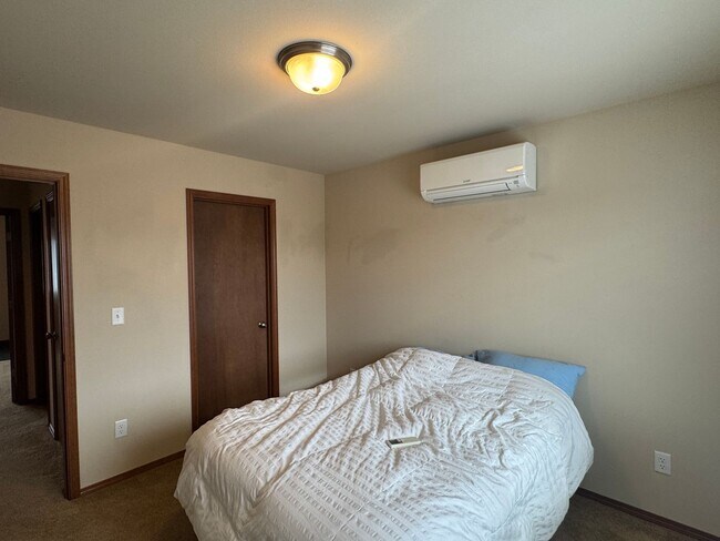 Building Photo - Spacious Vista View Home for Lease