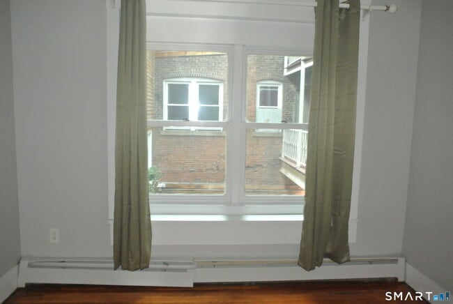 Building Photo - 549 Howe Ave