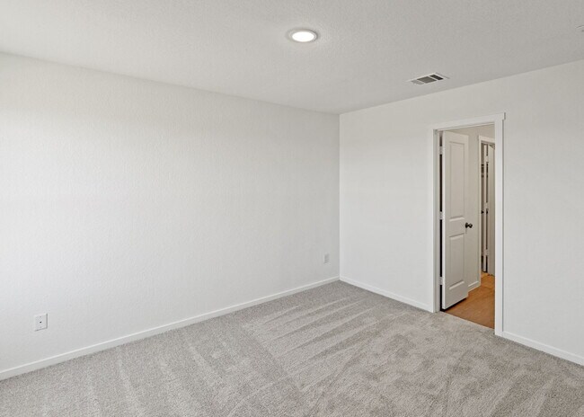 Building Photo - VIEWS VIEWS VIEWS and LOCATION! Rental Bac...