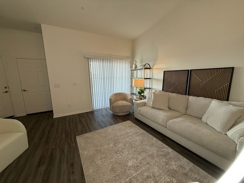 Building Photo - The Crest at Skyline