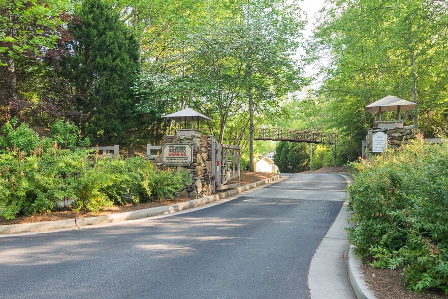 Building Photo - 490 Barnett Shoals Rd