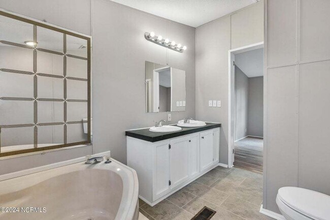 Building Photo - 185 Paradise Ln