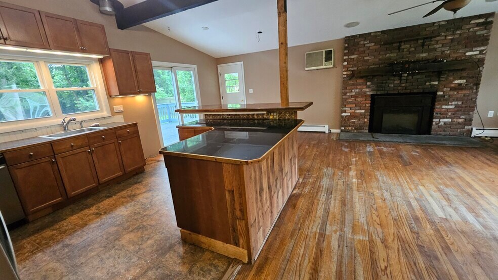 Living rRoom - 5 Tudor Ct W