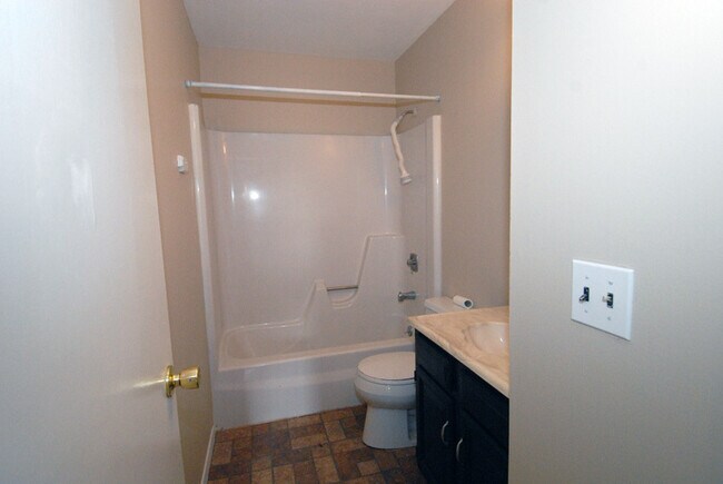 Building Photo - 10 Jenny Lind Dr