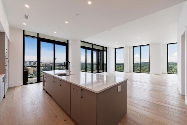 Building Photo - 2425 Peachtree Rd