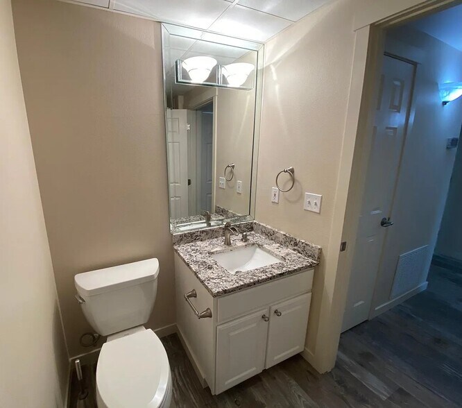 Building Photo - 300 Columbia Point Dr