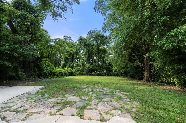 Building Photo - 990 Lindridge Dr NE