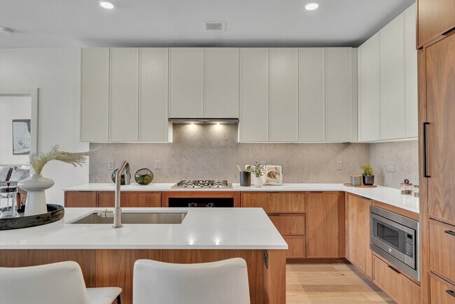 Building Photo - 566 Columbus Ave