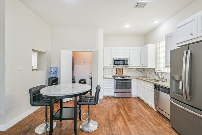 Building Photo - 11307 Main Holly Dr