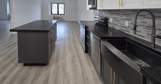 Building Photo - 211 Baldwin Ave