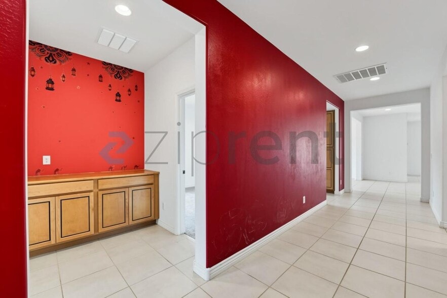 Building Photo - Unit