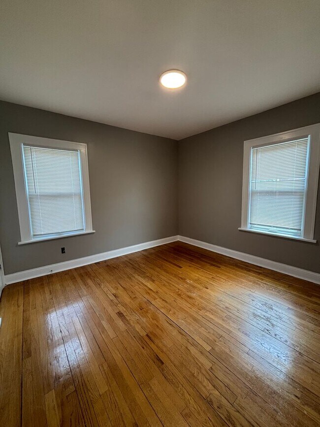 Building Photo - WOW! This beautifully updated 3-bedroom won't last!