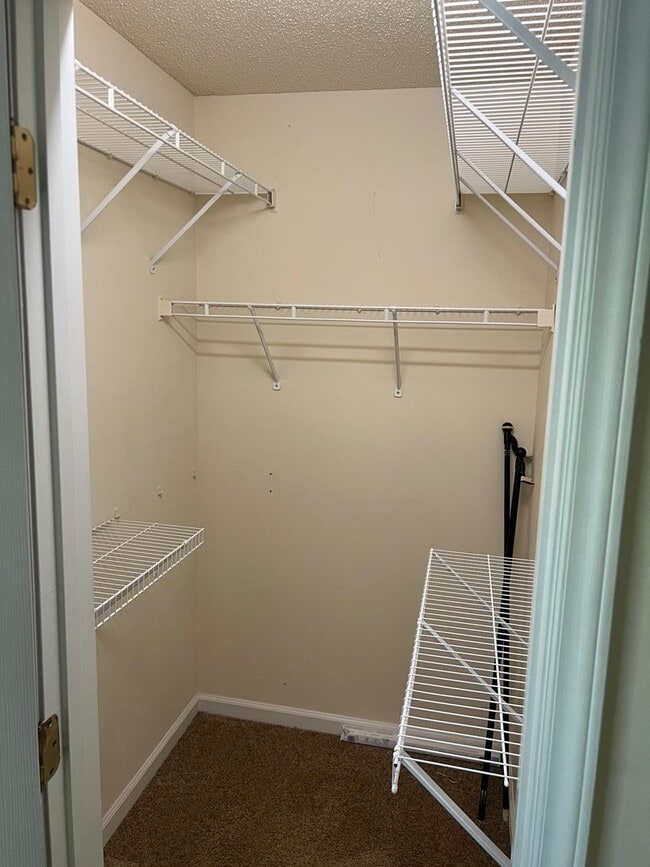 Building Photo - Nice condo, top floor, convenient to hospi...