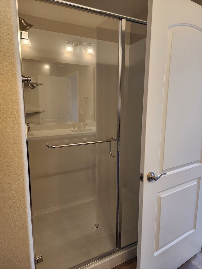 Building Photo - 4/2.5 Modern & Beautiful Townhome in Minden