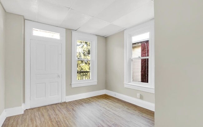 Building Photo - Bright 5 Bedroom, 1.5 Bath Home!