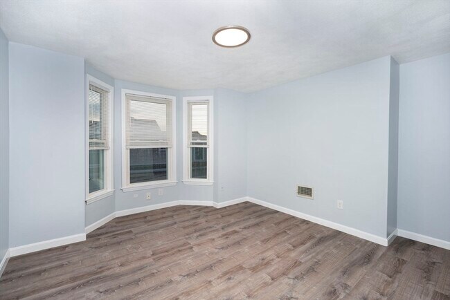 Building Photo - 46 Wyllis Ave