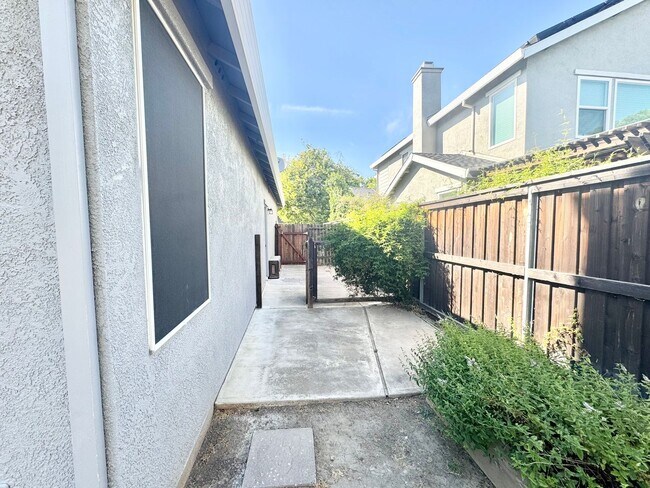 Building Photo - Beautiful 5 bed 3 bath Home in Wildhorse