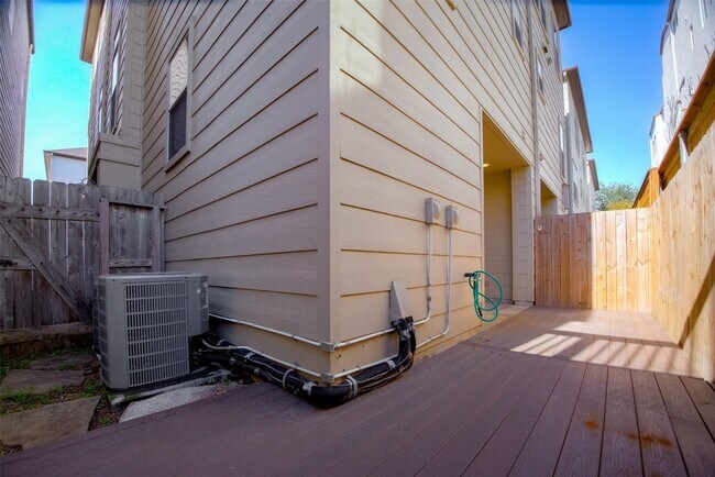 Building Photo - 232 Detering St