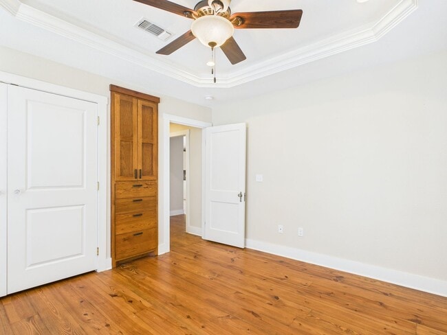 Building Photo - Adorable Bunglow