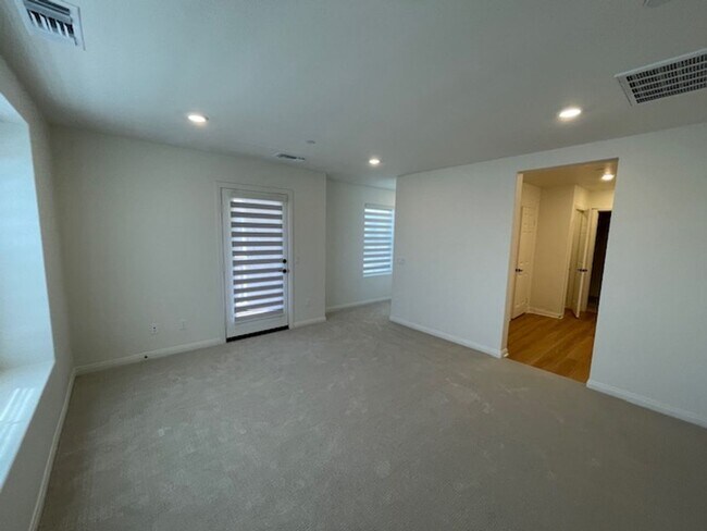 Building Photo - Newer Condo Over 2000 sq feet in Ontario