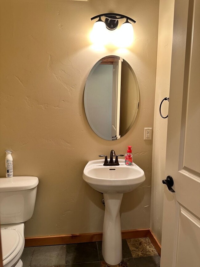 Building Photo - Large Beautiful Condo with Many Upgrades!!