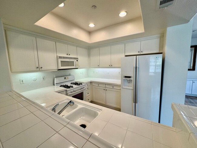 Building Photo - Beautiful 2 Bedroom Condo in Desirable Qua...