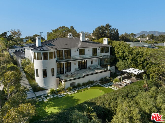 Building Photo - 7052 Dume Dr