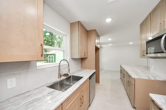 Building Photo - 13406 Shady Ln