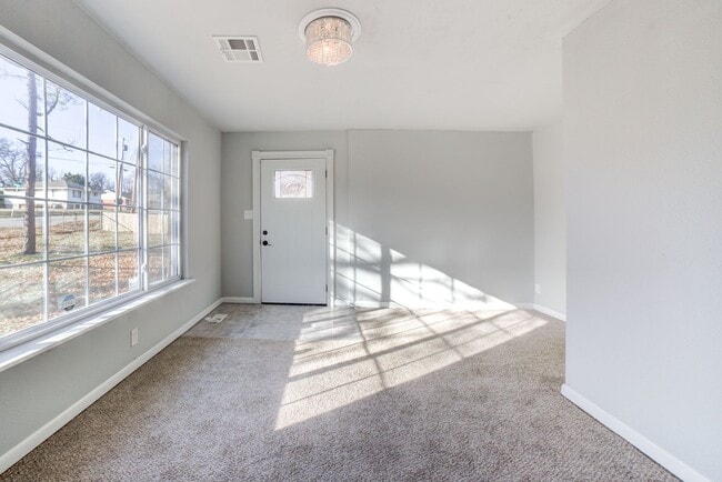 Building Photo - Stunning 4 Bed 3 Bath Home on Quiet Street!