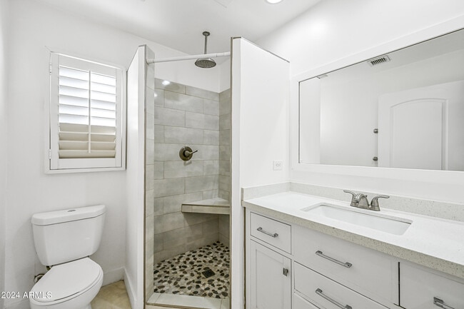 Building Photo - 1850 W Glenrosa Ave