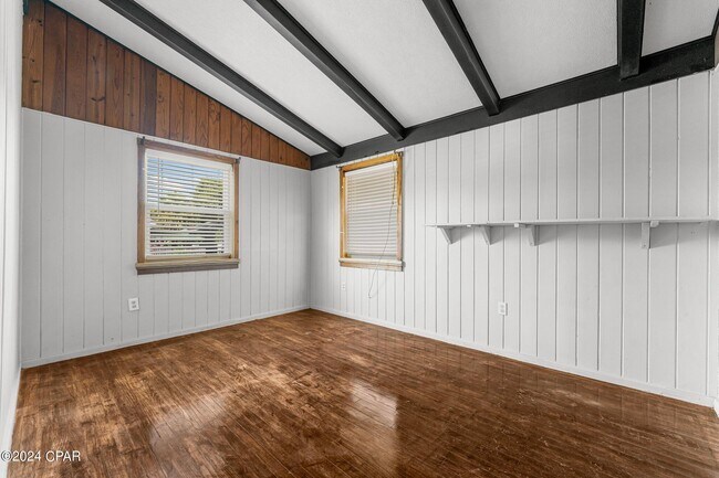 Building Photo - 526 Bay Ave