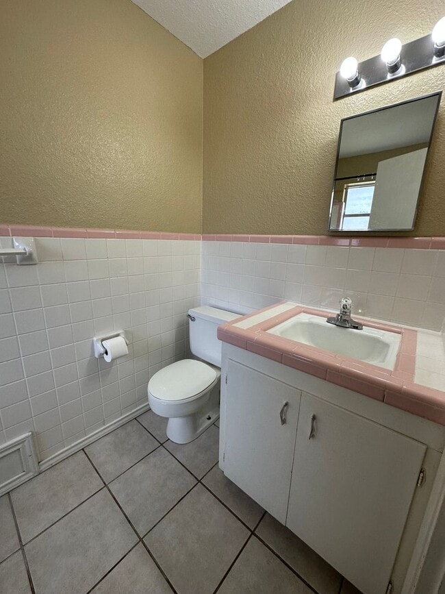 Building Photo - Charming 3/2 Home