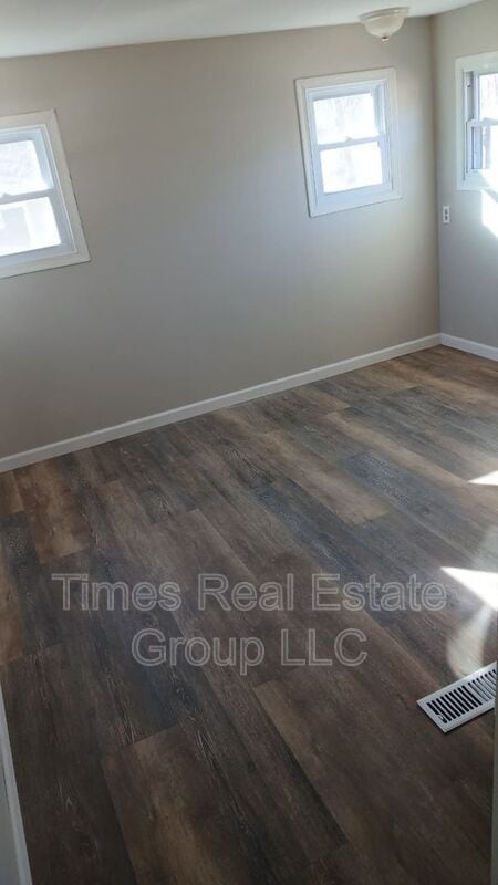 Building Photo - 1994 Creek Rd