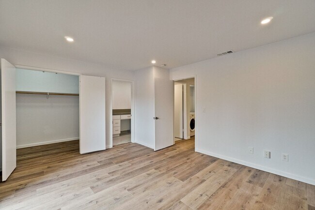Building Photo - Recently upgraded Condo in a highly desirable location in Sunnyvale.