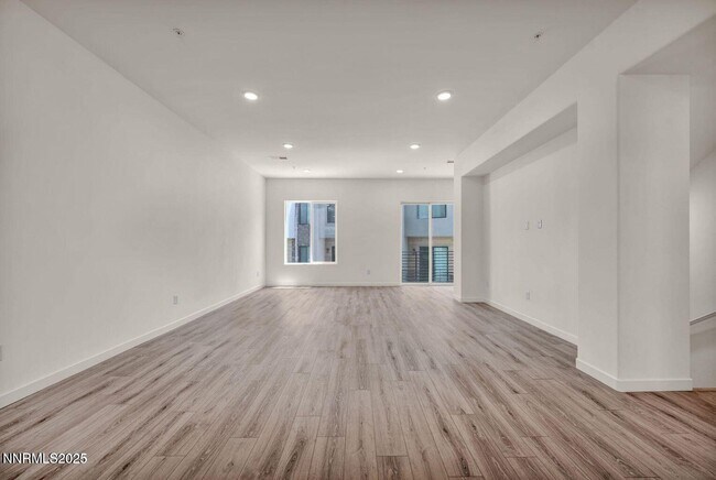 Building Photo - 557 California Ave