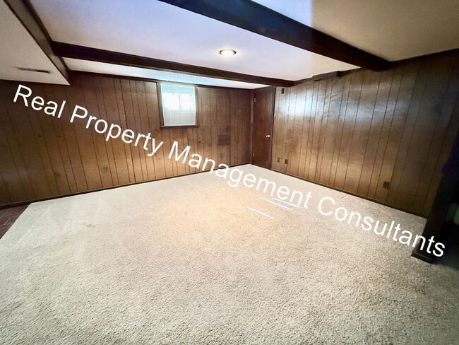 Building Photo - 3 bed 2.5 bath Private Oasis