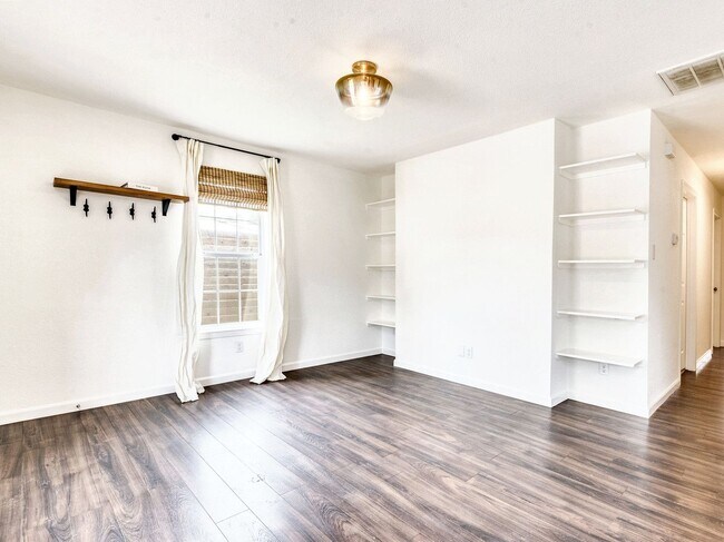 Building Photo - 5607 Samuel Huston Ave