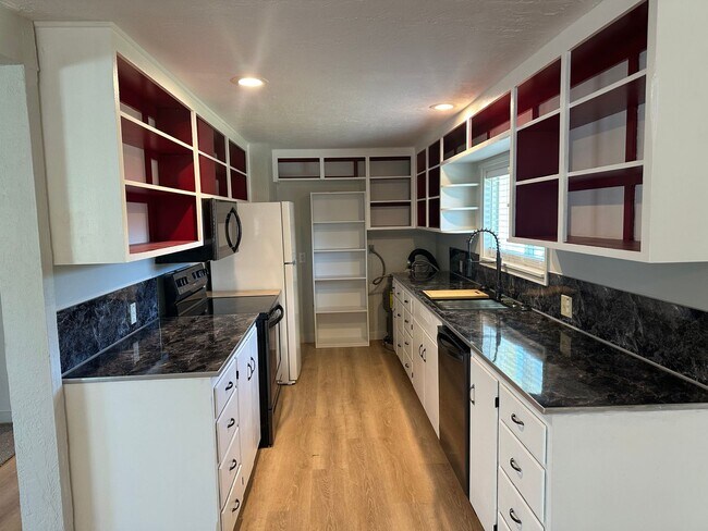Building Photo - Updated 2 bedroom 2 bath house with a deta...