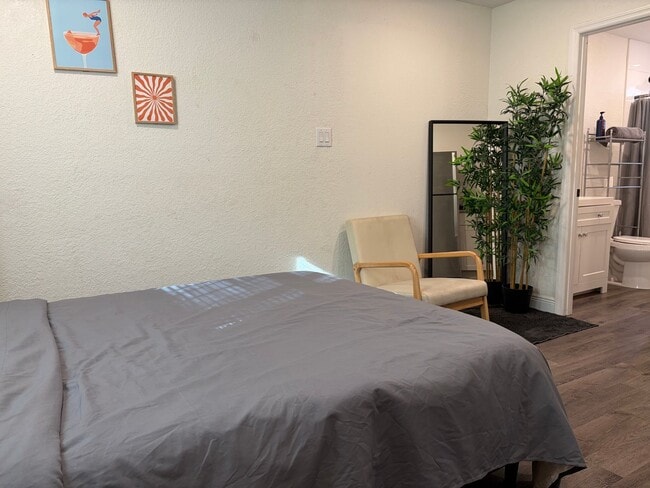 Building Photo - Renovated Studio