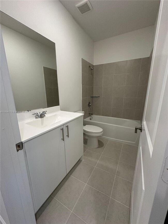 Building Photo - 2534 SE 27th Dr