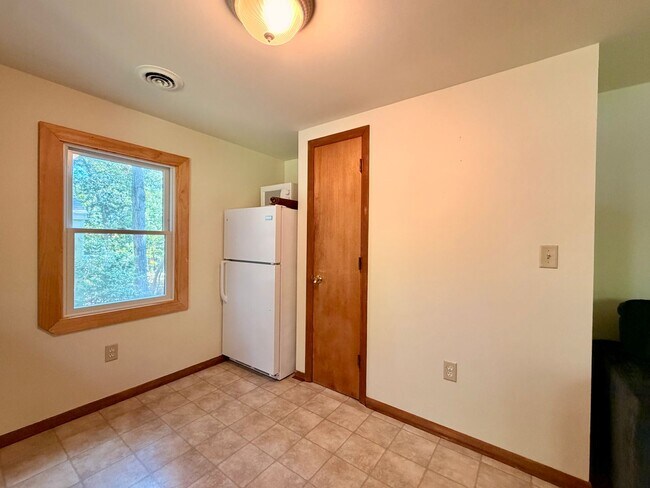Building Photo - 18587 Sylvan Dr